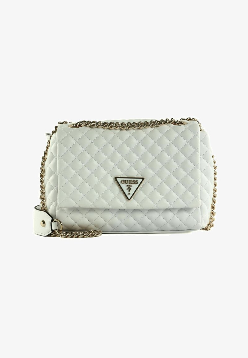 Sac à main matelassé blanc en matériau synthétique, avec une bandoulière en chaîne dorée et un accent logo triangulaire. Surface texturée avec un motif en losanges.