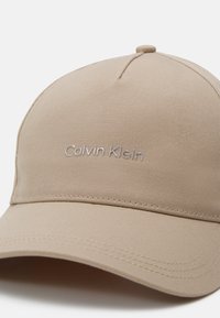 Calvin Klein MUST LOGO UNISEX - Keps - silver mink