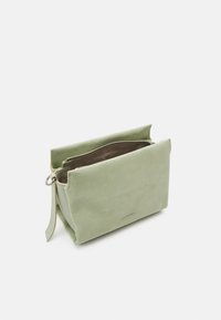 Borsa a pouch verde in suede con chiusura a zip, caratterizzata da una semplice forma rettangolare e una texture liscia. Interno foderato e spazioso.