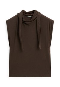 Brun, oversized top med draperet halsudskæring og uden ærmer. Lavet af blødt materiale, har et afslappet fit og subtil tekstur.