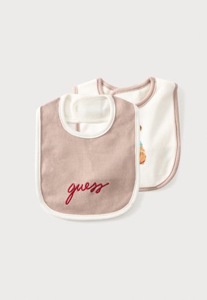 To bløde stof sutteklude, en beige med rød "guess" tekst, en hvid med pastel kant og et svagt bamse motiv.