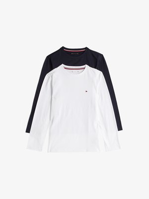 Garās piedurknes T-krekli baltā un tumši zilā krāsā no kokvilnas. Ar apaļiem kakla izgriezumiem, kontrastējošiem iekšējiem apmalēm un mazu logo priekšpusē.