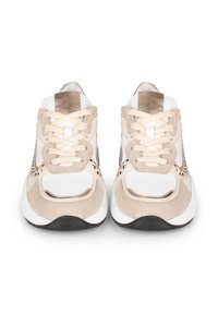 Sneakers beige e bianchi con un accento in oro metallico, caratterizzati da un mix di materiali scamosciati e in rete, punta tonda e design con lacci.
