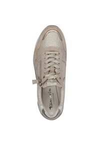 Sneaker casual grigio chiaro e metallico con tomaia texturizzata, lacci, zip laterale e logo sulla soletta, caratterizzato da una punta rotonda e colletto imbottito.