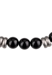 Perlas redondas negras brillantes y anillas plateadas mate ensartadas en un patrón alternado en una pulsera o collar.