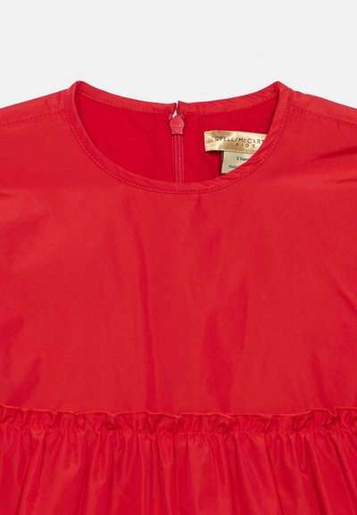 Vestido de algodão vermelho com decote redondo, cintura franzida e fecho de correr visível nas costas. Textura suave com uma cor sólida, sem padrões.