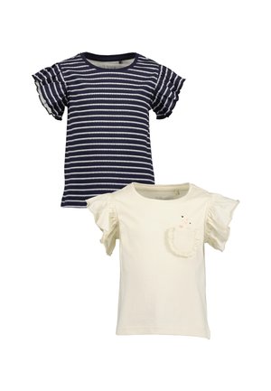 Námořnické a bílé pruhované tričko s krátkým rukávem a krémové tričko s krátkým rukávem, které má na kapsičce volán a malé srdíčkové vzory.