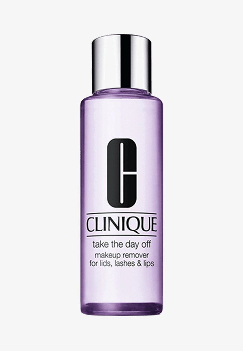 Paarse fles van Clinique Take the Day Off make-up remover met een zilveren dop. Etiket bevat zwarte tekst op een witte achtergrond. Heldere vloeistof erin.