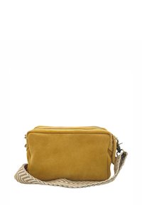 Sac bandoulière en daim jaune avec une surface texturée, deux compartiments zippés et une sangle tissée à motifs avec un design en chevrons.