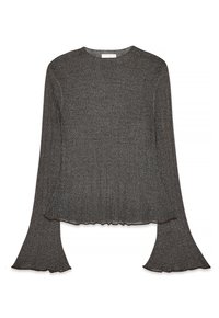 Maglione grigio a coste con un corpo aderente e maniche svasate. Presenta un orlo scallopato e una leggera lucentezza nella trama del tessuto.