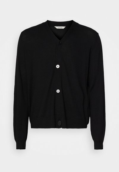 Schwarze Strickjacke aus leichtem Stoff, mit V-Ausschnitt, langen Ärmeln und fünf runden Knöpfen an der Vorderseite. Glatte Textur.