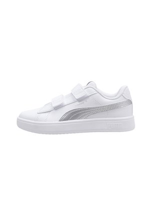 Sneakers bianchi con finitura in pelle liscia, dettagli argento e due cinturini regolabili in Velcro. Presentano una suola strutturata e dettagli con logo.