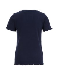 Námořnická modrá triko s krátkým rukávem vyrobené z žebrované tkaniny. Má zvlněný okraj a výstřih. Zadní pohled ukazuje jednoduchost designu bez ozdob.