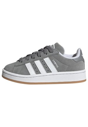 Zapatilla Adidas Campus de ante gris con rayas blancas, suela blanca con base de goma y cordones grises, vista lateral.