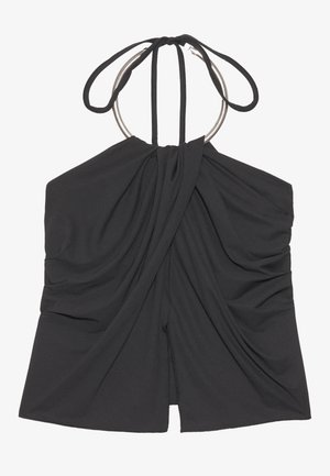 Svart ermeløs topp med strukturelt drapering, halterneck-design og en sirkulær metallisk detalj ved halsen. Glatt tekstur, tettsittende silhuett.