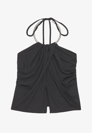 Svart ermeløs topp med strukturelt drapering, halterneck-design og en sirkulær metallisk detalj ved halsen. Glatt tekstur, tettsittende silhuett.