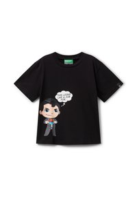 Černé tričko s kreslenou postavičkou, která otevírá sako, aby odhalila logo Supermana, a bublina s textem "To vypadá jako práce pro..." vpředu.