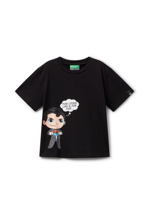 Schwarzes T-Shirt mit einer Cartoonfigur, die einen Anzug öffnet, um das Superman-Logo zu enthüllen, mit einem Sprechblasen-Text "Das sieht nach einem Job für..." auf der Vorderseite.