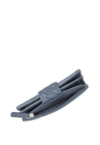 Wytłaczany niebieski portfel z przegrodą na zamek, gładką teksturą i zapięciem na pasek. Kompaktowy, z wieloma slotami na karty.