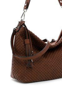 Sac à épaule en cuir tressé marron avec bandoulière amovible, fermoirs métalliques argentés et détail de pompon à franges assorti.