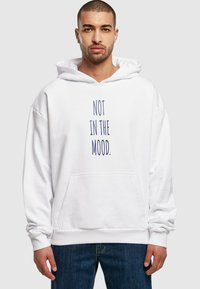 Hanorac alb cu buzunar frontal și text bleumarin care spune "NU SUNT ÎN MOOD." Design casual cu mâneci lungi și glugă cu șnur.