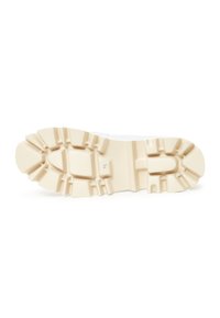 Witte sneaker met een gestructureerde zool; de buitenzool is beige met diepe groeven en verhoogde patronen voor grip. Eenvoudig, utilitair ontwerp.