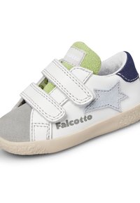 Zapato de cuero blanco con detalles en gamuza gris y elementos verdes. Presenta dos correas de Velcro y un diseño de estrella en gris claro. El texto dice "Falcotto."