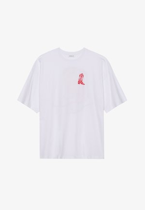 Valge lühikeste varrukatega puuvillane T-särk, mille vasakus rinnaküljel on punane kauboi saapa graafika. Pehme tekstuur, mugav lõige.