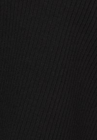 Schwarzer, gerippter Stoff mit einer strukturierten Oberfläche, der vertikale Linien und eine glatte Oberfläche aufweist und sich für Bekleidungsanwendungen eignet.