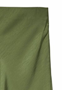 Olivengroen stof, gladde textuur, licht gekreukte uitstraling, met een matte afwerking en zonder zichtbare patronen of hardwaredetails.