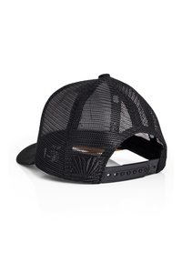 Căciulă trucker din plasă neagră cu vârf curbat, curea ajustabilă cu sistem snapback și detalii discrete gravate pe panoul din spate.
