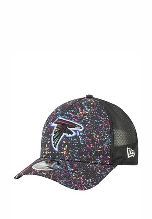 Casquette noire avec un motif éclaboussé dans des couleurs vives. Dispose de panneaux en maille et d'un logo brodé sur le devant. Design de visière courbée.