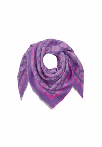 Paarse sjaal met een luipaardprint en een roze geometrische rand, gemaakt van zachte stof met een subtiele textuur en franjes.