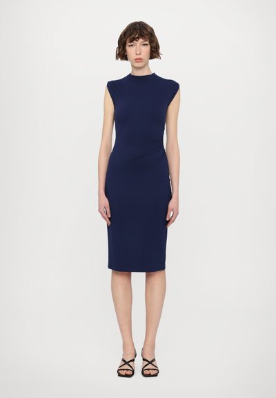 Robe ajustée bleu marine avec un col haut, des manches courtes et une texture lisse, agrémentée d'une coupe au genou.