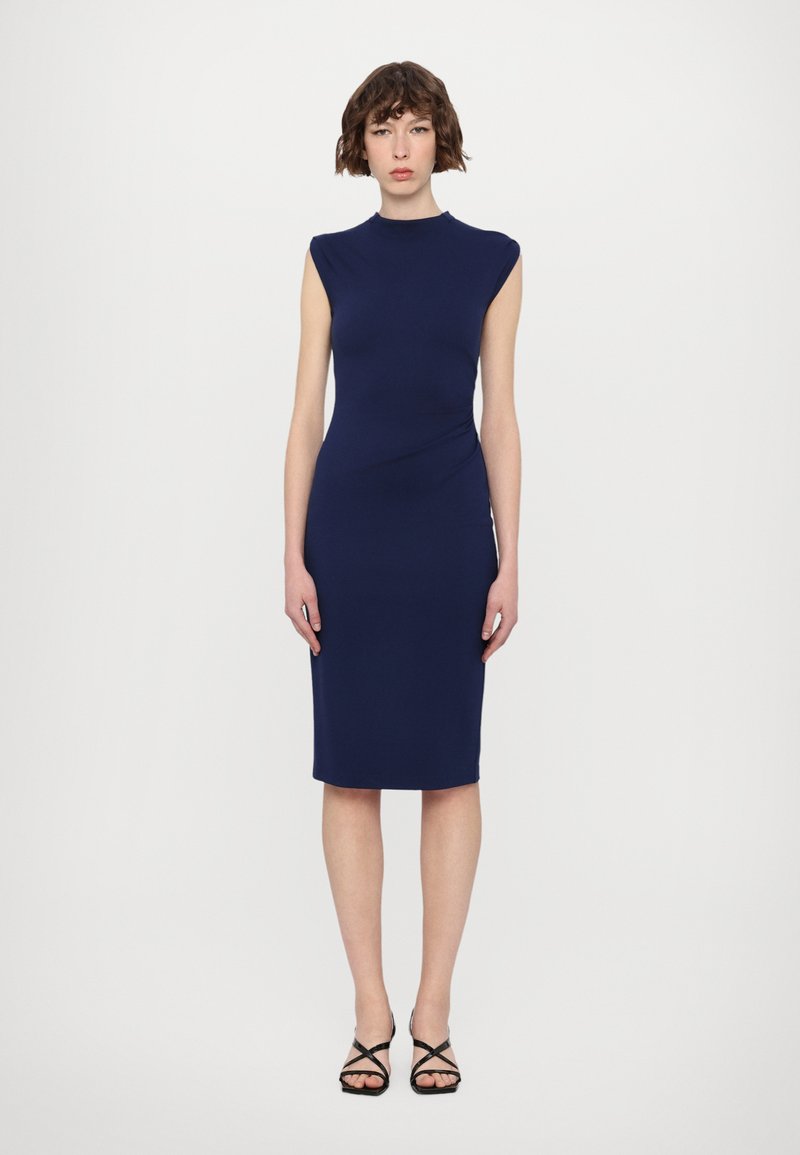 Rochie ajustată de culoare bleumarin, cu guler înalt, mâneci scurte și o textură netedă, completată de o croială până la genunchi.