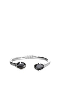 Pulsera rígida de tono plateado con dos piedras preciosas ovaladas negras en cada extremo, diseño curvo elegante, textura suave y detalles mínimos en el hardware.