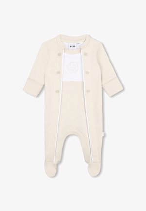 Combinaison pour bébé couleur crème avec pieds, manches longues, boutons-pression à l'avant, panneau blanc sur la poitrine et logo "B" embossé.