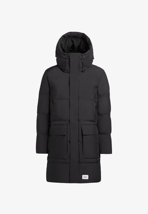 Fekete puffdzseki, magas gallérral, elülső cipzárral, húzózsinóros kapucnival és nagy zsebekkel. Texturált anyag, sima felülettel.