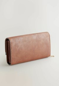 Portefeuille en cuir brun texturé avec une finition lisse, de forme rectangulaire et avec un détail de fermeture éclair en métal doré. Caractéristiques d'un design à rabat.