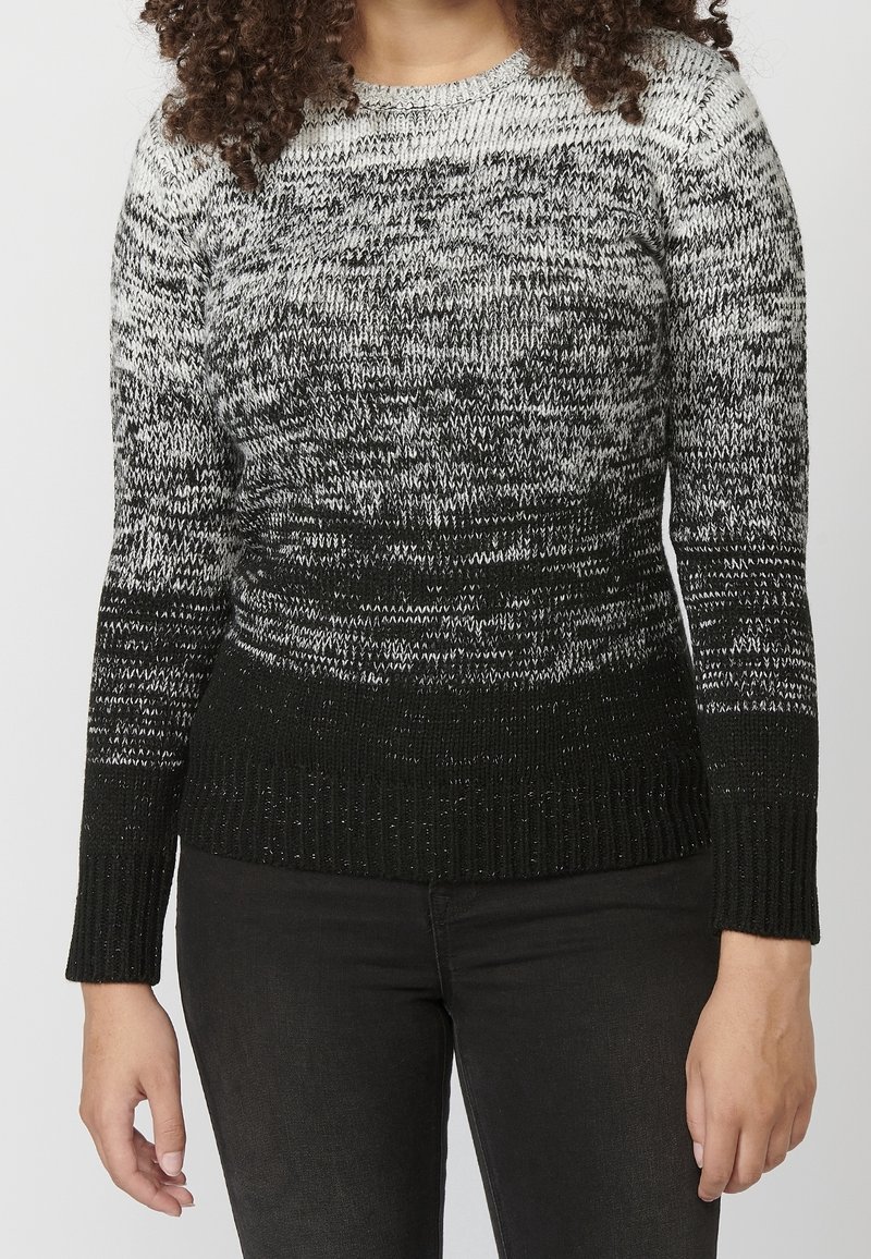 Sweter dziany z gradientowym wzorem, przechodzącym od jasnoszarego do czarnego. Ściągacze na mankietach i dole, miękka tekstura oraz zaokrąglony dekolt.