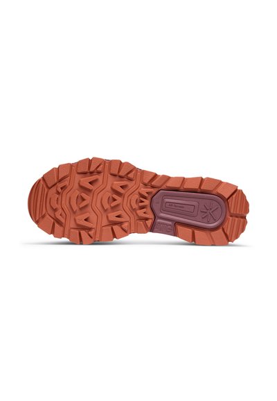Semelle en caoutchouc orange et violet d'une chaussure de randonnée avec des crampons profonds et "Grip tout-terrain" embossé sur le talon.