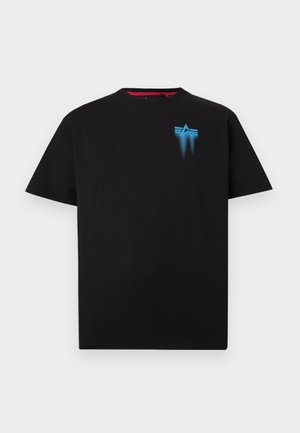 Czarny t-shirt z krótkim rękawem i okrągłym dekoltem z małym niebieskim geometrycznym logo na górnej lewej części klatki piersiowej.