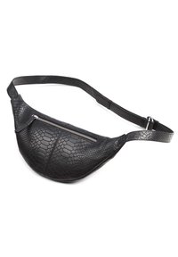 Melnas ādas jostas soma ar teksturētu čūsku rakstu, noapaļota forma un priekšējā kabata ar rāvējslēdzēju. Regulējams siksniņa drošai nēsāšanai.