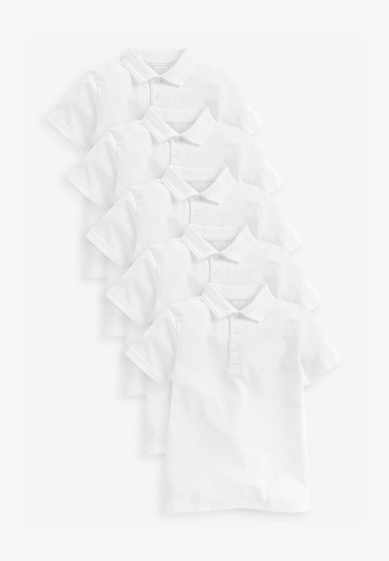 Vijf witte polo shirts van een katoenmix met korte mouwen, een klassieke kraag en een drieknoopsluiting, gestapeld voor presentatie.