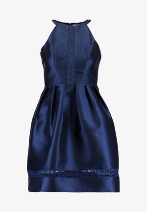 Robe sans manches en satin bleu marine avec col haut, panneau de dentelle verticale central, taille cintrée et bordure en dentelle près de l'ourlet.
