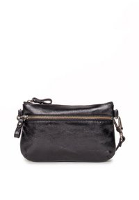 Pochette en cuir noir avec une texture lisse, fermeture zippée et poche zippée à l'extérieur. Elle dispose d'une sangle amovible et d'accents métalliques.