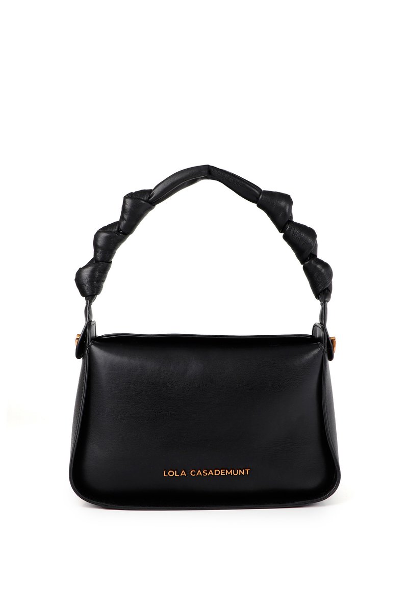 Sac à main en cuir noir avec une anse en cuir tressé. Présente un design simple et un logo doré embossé sur le devant. Texture lisse.