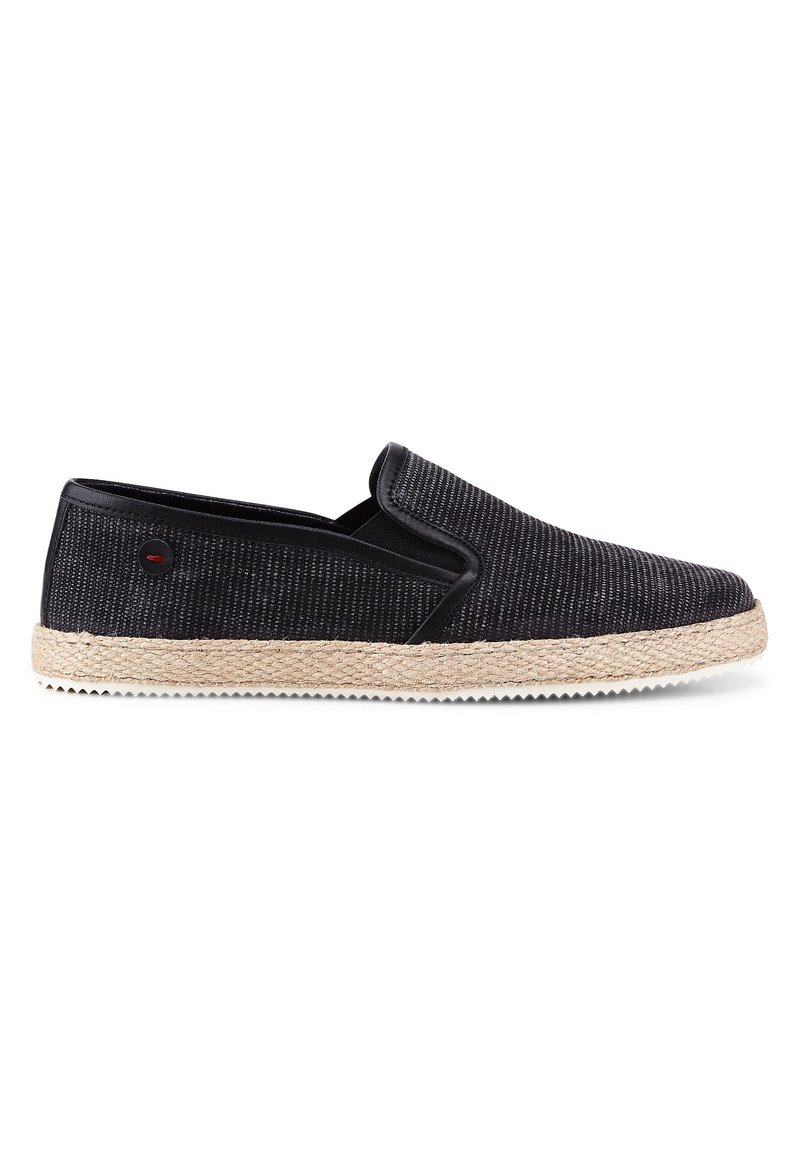 Espadrille slip-on noire avec tige en tissu tissé et semelle intermédiaire en jute tressée sur fond blanc.