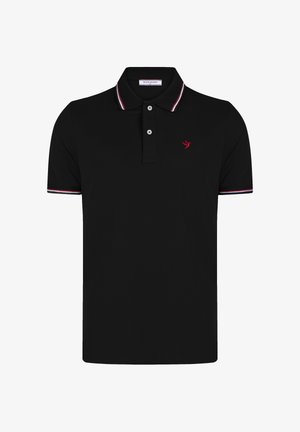 Polo negro de manga corta con ribete blanco y rojo en el cuello y las mangas, dos botones y pequeño logo rojo de pájaro en el pecho izquierdo.