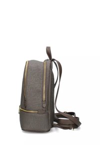 Zaino marrone con zip dorate, spallacci regolabili e motivo del marchio in rilievo sul tessuto, mostrato di lato.